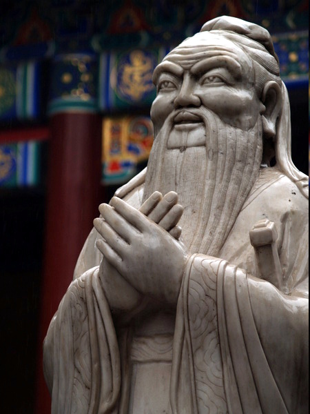 Photo d'une statue de Confucius, au temple confucéen de Pékin