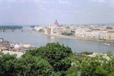 Vue sur Pest depuis la colline de Buda (Buda, Hongrie, 18 Mai 2003)