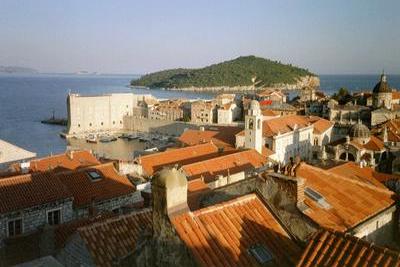 Vue sur le vieux port et Lokrum depuis les remparts (Dubrovnik, Croatie, 2 Juillet 2003)