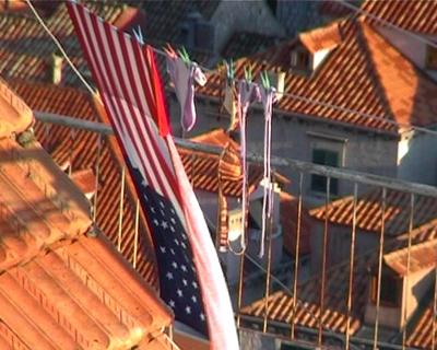 Photo du drapeau américain séchant aux côtés d'un maillot de bain, devant les toîts de Dubrovnik