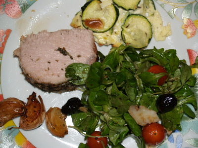 Rôti de porc, gratin de courgettes et salade