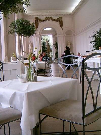 Le salon de thé de l’Orangeraie à Hyde Park (Londres, 30 juin 2005)