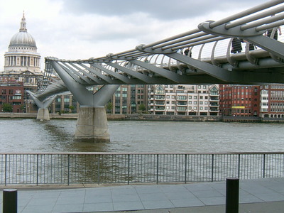Le pont du Millénium (Londres, 1 juillet 2005)