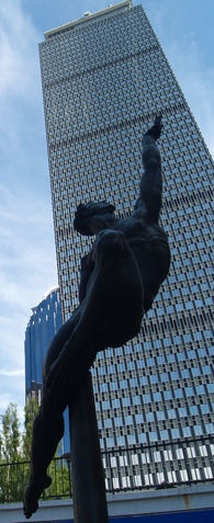 Statue devant Prudentail Tower (Boston, 7 mai 2006)