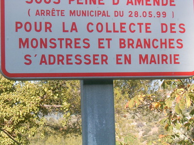 Panneau de signalisation 'Pour la collecte des monstres, s'adresser...'