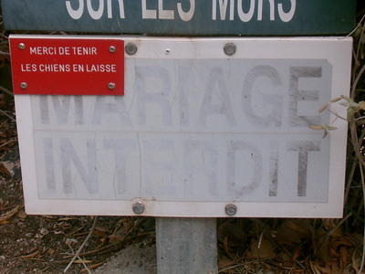 Panneau portant la mention 'Mariage Interdit'