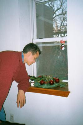 Dom devant la splendide décoration de Noël (Boston, 12/2000)