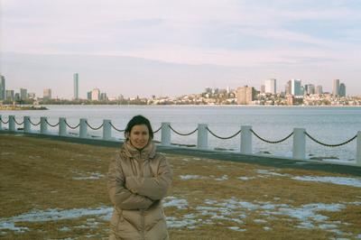 Béné au JFK Museum, devant un bras de mer, avec vue sur Boston (01/2001)