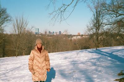 Béné a l’Arnold Arboretum, avec vue sur Boston(01/2001)