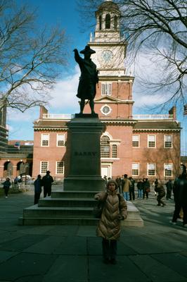 Vue sur l’Independance Hall, avec Béné faisant le pitre (Philadelphie, Février 2001)