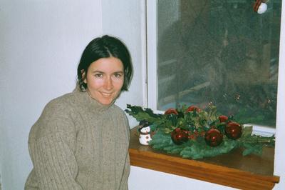 Bénédicte devant la toujours splendide décoration de Noël (Boston, 12/2000)