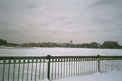 Vue sur Boston depuis Cambridge, avec la Charles River gelée (02/2001)