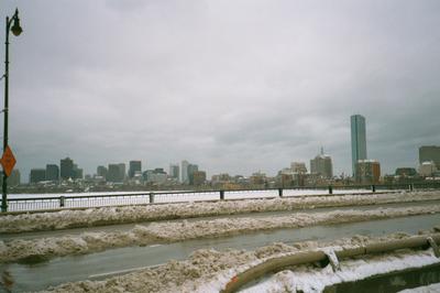 Vue sur Boston depuis Cambridge, avec la Charles River gelée (02/2001)