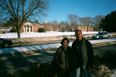 Ed et Béné devant le @@@ Academia, a Andover (18/03/2001)