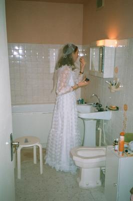 Delphine en mariée, peaufinant son maquillage (Aix, 31/12/2001)