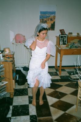 Bénédicte en mariée, dévoilant sa jarretière (Aix, 31/12/2001)