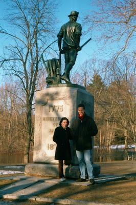 Béné et moi devant la statue commémorative de la bataille de Lexington (début de la révolution américaine)