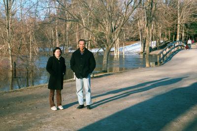 Ed et Béné devant la rivière de Concord en crue