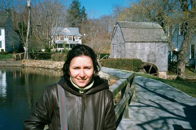Béné devant la rivière et le petit moulin de Sandwich (17 avril 2001)