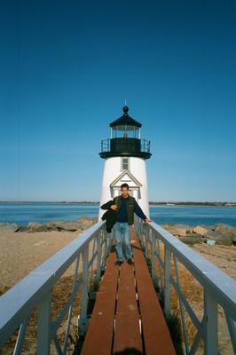 Dom devant le même phare (16 avril 2001)