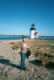 Béné devant l’un des phares de Nantucket (16 avril 2001)