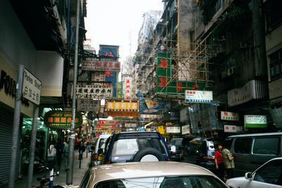 Une rue de Kowloon encombree d’enseignes