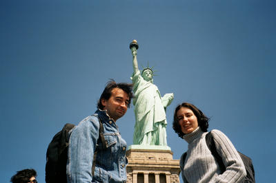 Bene et Matthieu devant la Statue de la Liberte