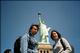 Bene et Matthieu devant la Statue de la Liberte