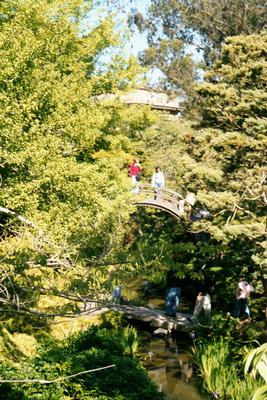 Béné sur un pont dans le jardin japonais du Golden Gate Park (San-Francisco)