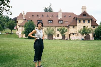 Béné devant le Tranporstation Museum à Boston, inspiré du chateau de Chambord (8 juillet 2001)