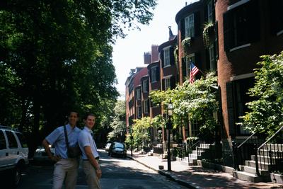 Cédric et Dom dans Louisberg Square (Boston, 21 juillet 2001)