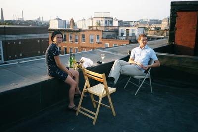 Béné et Cédric prenant l’apéro sur le toit de notre immeuble (North End, Boston, 21 juillet 2001)