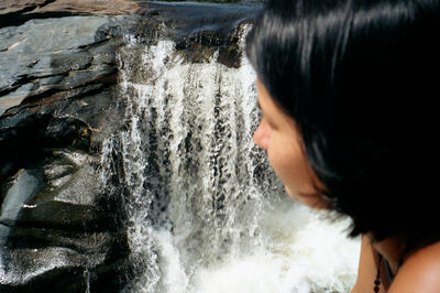 Béné devant une chute de Shelburn Falls