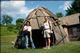 Ed et Béné devant une hutte d’Indiens au Fruitsland Museum
