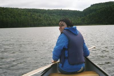 Béné dans notre canot sur le lac Wapizagonke