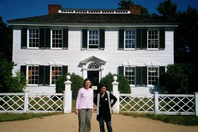 Béné et Amélie devant une maison de l’Old Sturbridge Village (Massachussets, 2001/09/15)