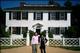 Béné et Amélie devant une maison de l’Old Sturbridge Village (Massachussets, 2001/09/15)