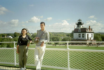 Amélie et Dom devant un phare (Shelburne Museum, Vermont USA, 22 septembre 2001)