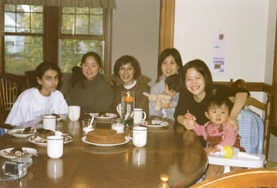 Béné et ses classmates chez Yuko (Somerville MA USA, 2001/10/23)