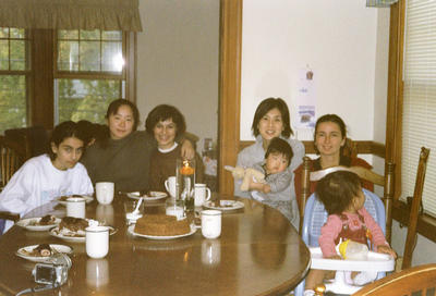 Béné et ses classmates chez Yuko (Somerville MA USA, 2001/10/23)