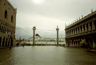 Un bateau dans la baie de Venise vue depuis la place Saint-Marc (Venise, Italie, 2001/11/13-15)