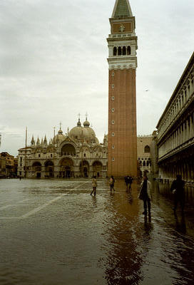 Matthieu, Place Saint-Marc (Venise, Italie, 2001/11/13-15)