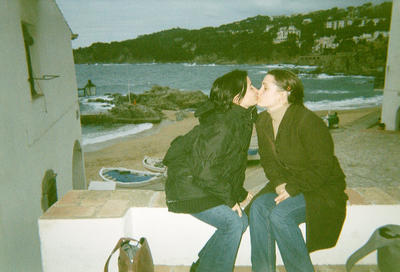 Bisous langoureux entre Béné et Sophie sur la côte… (Espagne, 30 décembre 2001)