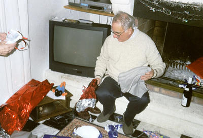 M. Montigneaux ouvrant ses cadeaux (Aix, 25 décembre 2001)
