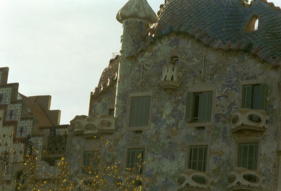 Un immeuble de Gaudi sur le Passeig de Gracia (Barcelone, Espagne, 28 décembre 2001)