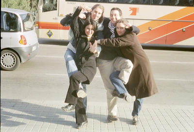 Béné, Delphine, PP et Sophie faisant les pitres devant la Sagrada Familia (Barcelone, Espagne, 28 décembre 2001)