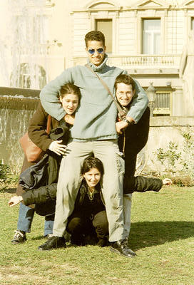 Dom, Sophie, PP et Béné faisant les pitres Place de Catalogne (Barcelone, Espagne, 28 décembre 2001)