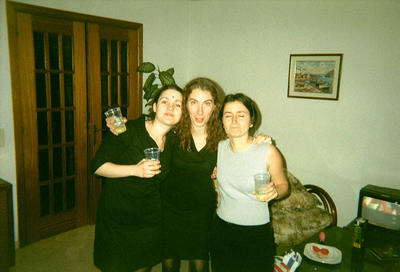 Sophie, Delphine et Béné (Roses, Espagne, 31 décembre 2001)