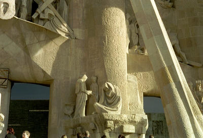 L’affliction de Saint-Pierre, détail de la façade Nord de la Sagrada Familia (Barcelone, Espagne, 28 décembre 2001)