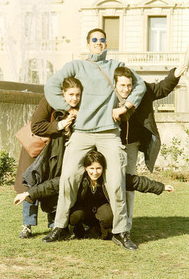 Dom, Sophie, PP et Béné faisant les pitres Place de Catalogne (Barcelone, Espagne, 28 décembre 2001)